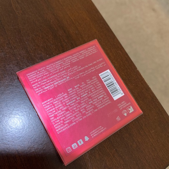 Huda Beauty Obsessions Palette Ruby - Picture 3 of 4